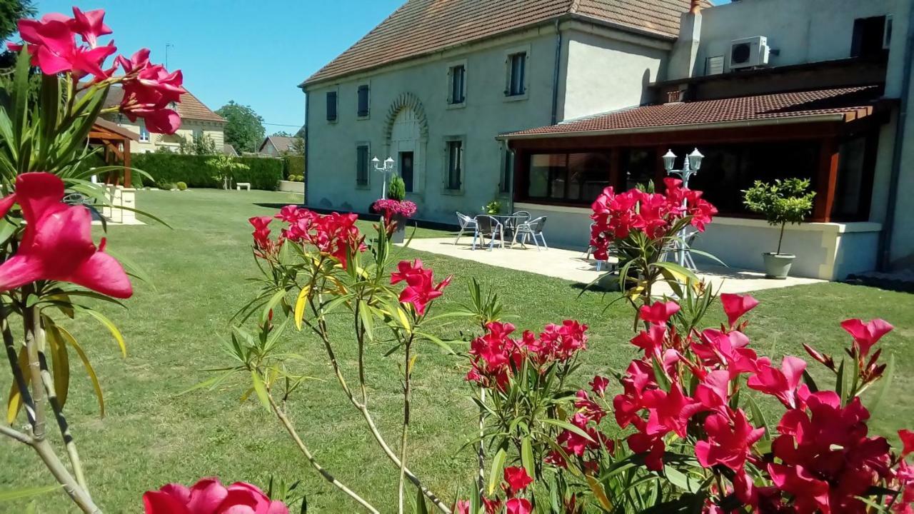 Le Domaine Des Papillons Hotel Beaujeu-Saint-Vallier-et-Pierrejux Bagian luar foto
